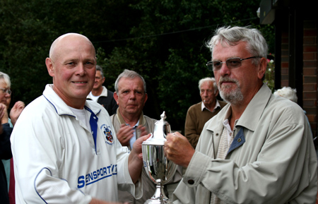 Skipper Nelly accepting the trophy
